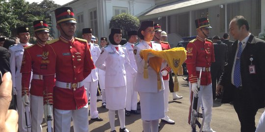 Pembawa baki bendera pusaka nyaris putus asa saat pendaftaran