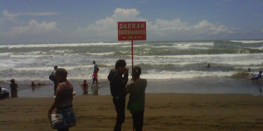 Upacara HUT RI ini ekstrem, dilakukan di tengah laut!