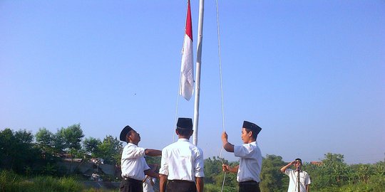 Bendera hanya bisa naik setengah tiang, para Paskibra menangis