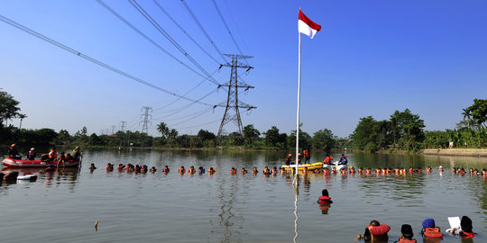 Ratusan penyelam gelar upacara HUT RI dari bawah laut