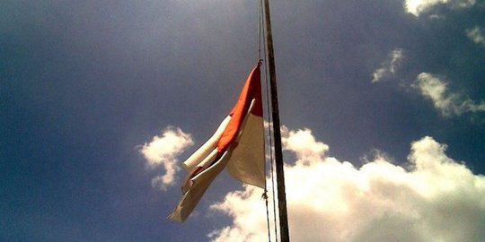 Bendera cuma setengah tiang, Gubernur sebut itu faktor alam