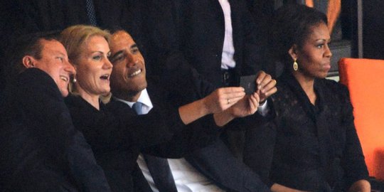 selfie saat upacara peringatan wafatnya nelson mandela rev2