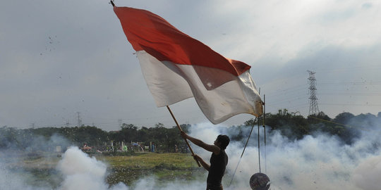 paskibra pecah saat bendera berkibar setengah tiang rev2