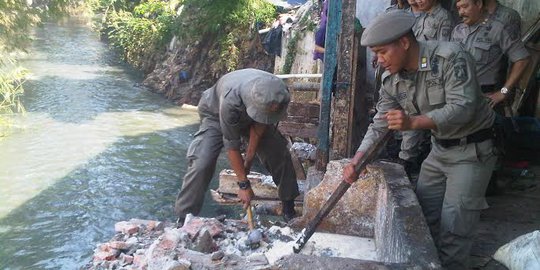 Usaha digusur, pembuat tahu di kali Mampang rugi Rp 5 juta