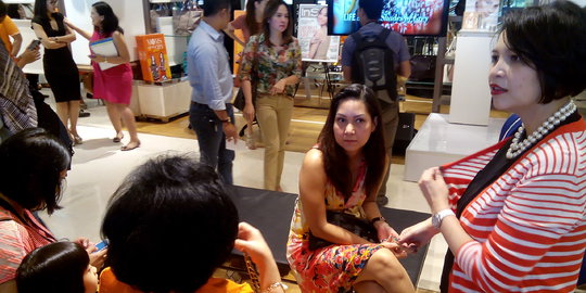 Selain alat make up & sisir,tongsis peralatan wajib para 'Mamud'