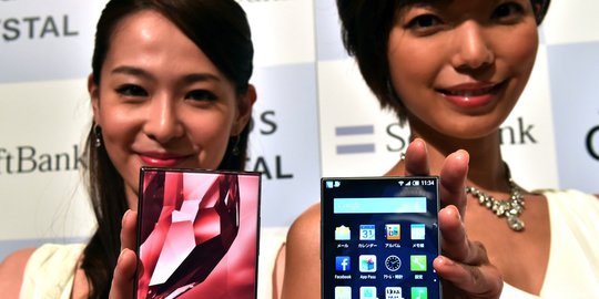 Model cantik Jepang perkenalkan smartphone terbaru Aquos Crystal