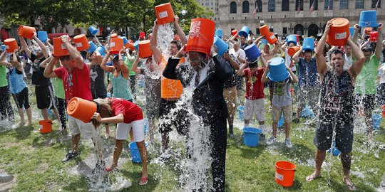 Efek Ice Bucket Challenge, mulai kornea tergores hingga kematian