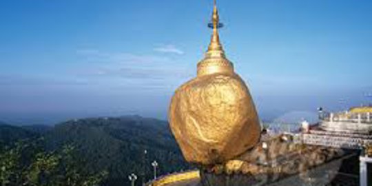 Kyaiktiyo, pagoda di atas batu emas yang disangga rambut Buddha