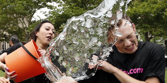 Mengulik asal-usul Ice Bucket Challenge yang ngetren di Amrik