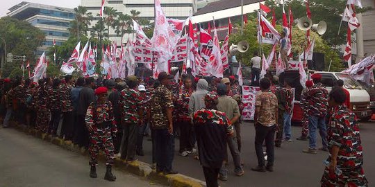 Berpakaian loreng, ratusan massa Prabowo geruduk MK