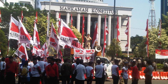 Saat sidang putusan, kubu Prabowo pasang layar tancap di MK