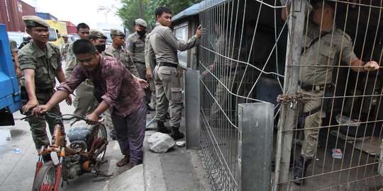 33 Bangunan liar di Pegangsaan Dua dibongkar, warga pasrah