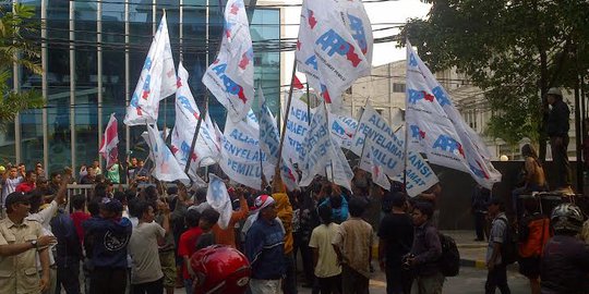 Ratusan pendukung Prabowo geruduk dan corat coret kantor CSIS