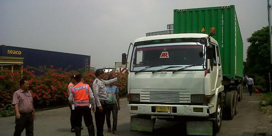 Overload, puluhan truk kontainer di Tol Cikampek ditilang
