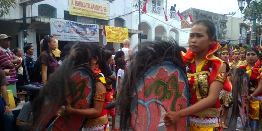 Kemeriahan pawai pembukaan Festival Kesenian Yogyakarta ke-26