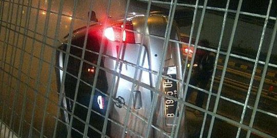 Mobil Livina terbalik di Tol Tomang