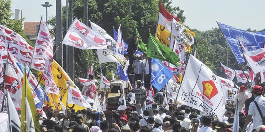 Aksi-aksi pendukung Prabowo saat sidang putusan di MK