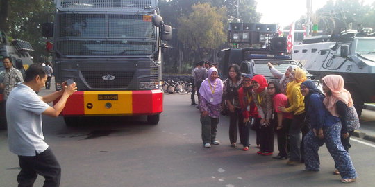 Pegawai kantoran asyik foto-foto narsis di depan pengamanan MK