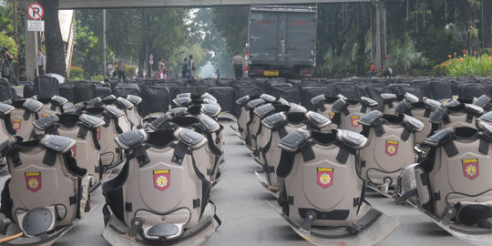 Barracuda dan water canon polisi tutup akses menuju MK