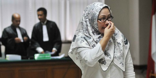 Atut menangis di sidang, anaknya berhenti sekolah karena malu