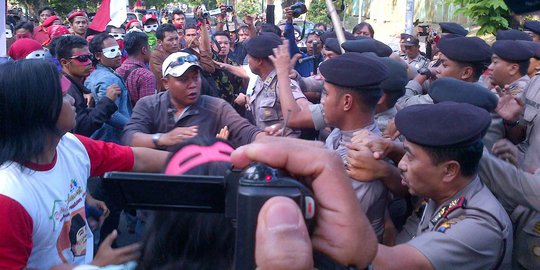 Gas air mata Brimob tak sengaja meledak,polisi & wartawan ngacir