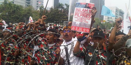Massa Prabowo bagi-bagikan majalah berisi kecurangan pilpres