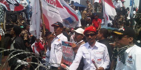 Pasukan baret merah Prabowo bawa pocong lambang kematian KPU