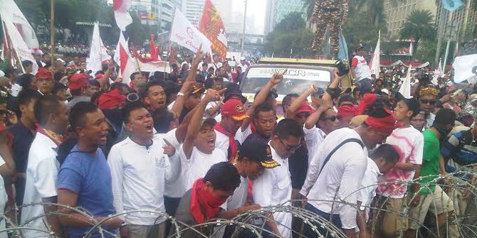 5 Mobil lindas kawat berduri,massa Prabowo sodok bambu ke polisi