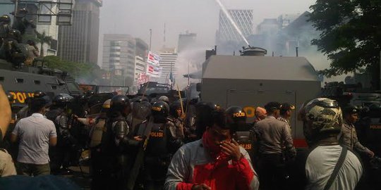 Polisi pukul mundur massa Prabowo ke arah Balai Kota dan Thamrin