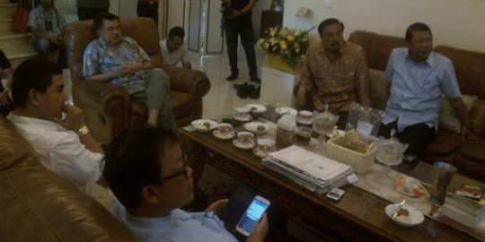 Dari rumah, JK serius nonton sidang di MK