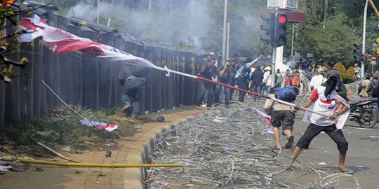Massa Prabowo ricuh, pedagang lari ketakutan