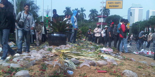 Gara-gara massa Prabowo, taman depan patung kuda rusak parah