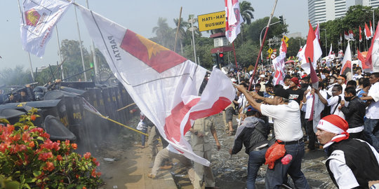 Ini bentrokan sengit aparat dengan massa Prabowo