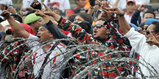 Dapat info hoax, massa Prabowo sujud syukur menang putusan MK