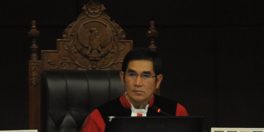 sosial media saat pimpin sidang mk rev3