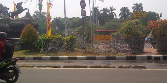 Rusak akibat bentrok, taman depan patung kuda belum diperbaiki