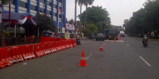 Gedung MK masih dijaga puluhan polisi, water canon siaga