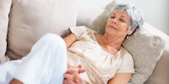 Saat menua orang semakin jarang tidur, apa penyebabnya?