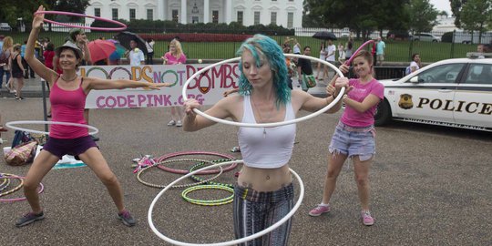 Wanita seksi ini nekat main hula hoop di depan Gedung Putih