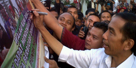 Sulitnya minta tanda tangan Jokowi di tengah kawalan Paspampres
