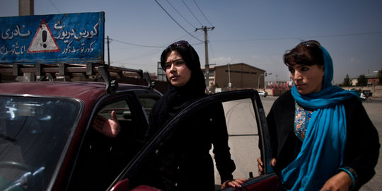 Wanita mengemudi mobil di Afghanistan jadi pemandangan langka