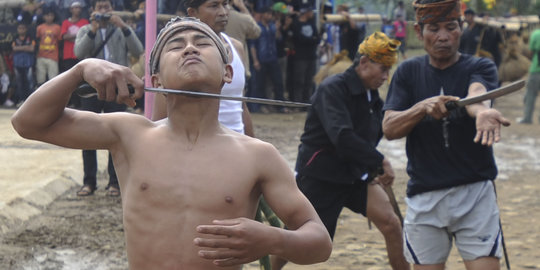 Ekstremnya atraksi Debus ramaikan ritual Seren Taun di Sukabumi