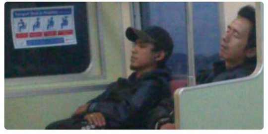 Orang-orang ini bikin heboh media sosial dengan ulahnya di KRL