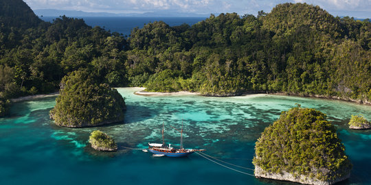 Sampah acara Sail Raja Ampat masih 'menggunung' di pantai WTC