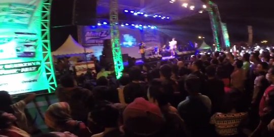 polisi bicara dengan penonton rev1