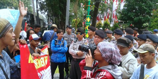 Aksi demo warnai pelantikan DPRD DKI