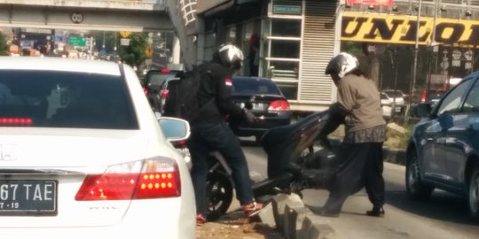 Ada razia di Cawang, penerobos Busway panik angkat sepeda motor