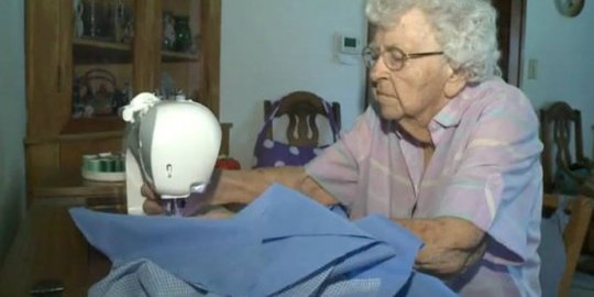 Setiap hari, nenek 99 tahun ini jahit baju untuk anak miskin