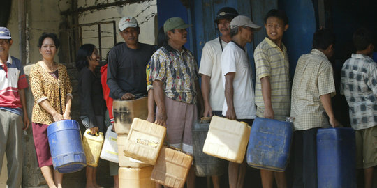 Antre bensin, pelajar dan seorang ibu terlibat adu mulut