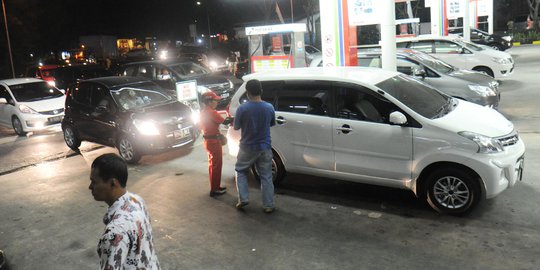 Di Pekanbaru, Fortuner dan Pajero ikut antre solar